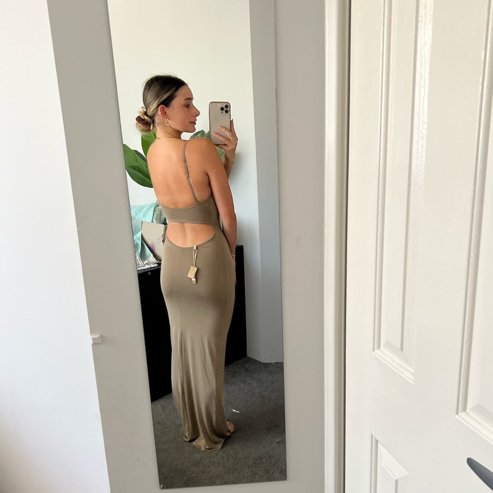 SKIMS LOW CUT BACK DRESS SMOOTH LOUNGE KHAKI SIZE XXS - Picture 4 of 4
